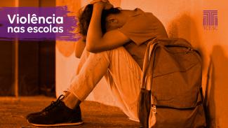 Banner horizontal com foto, em filtro amarelado, de um jovem sentado no chão, apoiando as costas em uma parede e segurando a cabeça entre os joelhos. Sobre a foto, no canto superior esquerdo, sobre tarja roxa, o texto "Violência nas escolas". No canto inferior direito, logo do TCE/SC