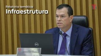 Banner horizontal com a foto do conselheiro Adircélio de Moraes Ferreira Júnior, no Plenário do TCE/SC. Sobre a imagem, na lateral esquerda superior, o texto Relatoria temática - Infraestrutura, e na lateral direita superior, a logomarca do TCE/SC. 