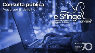 Banner horizontal com foto, em tons de azul, que foca em mãos digitando em um notebook, com reflexo de luzes ao fundo. Sobre a foto, no canto superior esquerdo, em fonte branca, o texto “Consulta pública. Prazo: até 15 de julho”. Na lateral direita superior, logo do e-Sfinge, composto pela sigla, pelo nome por extenso e pelo desenho da silhueta de uma esfinge. No canto inferior, selo comemorativo aos 70 anos do TCE/SC. 