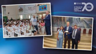 Banner horizontal em formato de montagem com fundo azul-escuro. À esquerda, fotografia de auditório com público sentado em cadeiras ouvindo o discurso do presidente Herneus. À direita, fotografia em ambiente interno com escadaria e painel artístico ao fundo, mostrando três pessoas posando para registro oficial; ao centro, o presidente Herneus De Nadal segura uma placa de homenagem. No canto superior direito, logo do TCE/SC. 