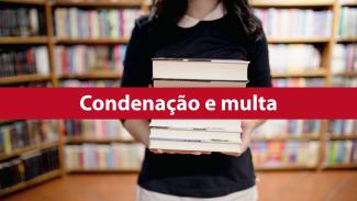 Banner horizontal com foto de uma pessoa segurando livros empilhados. Ao fundo, uma estante de livros. Sobre a foto, tarja horizontal vermelha com o texto “Condenação e multa”. 