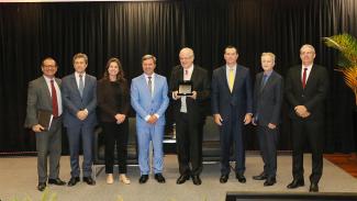 Foto horizontal com diversas autoridades. Todas estão em pé. Da esquerda para a direita: Rodrigo Valgas, José Nei Ascari, Sabrina Nunes Iocken, José Sérgio da Silva Cristóvam, Juarez Freitas, Adircélio de Moraes Ferreira Júnior, Luiz Roberto Herbst e Gerson dos Santos Sicca.