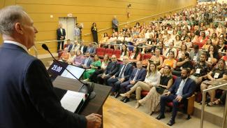 Na foto, o presidente do TCE/SC aparece à esquerda, falando ao microfone. Ao fundo, o auditório lotado