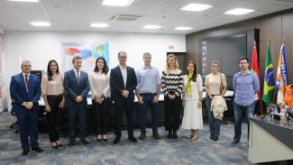 Banner horizontal com foto dos participantes da visita do TCE/SC ao Cigerd. Há 10 pessoas em pé, uma ao lado da outra. Entre os presentes, o conselheiro José Nei Ascari, o secretário Fabiano de Souza e a chefe de gabinete Ana Sophia Hillesheim.