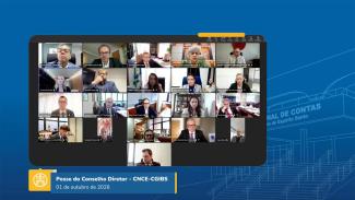 Banner horizontal com fundo azul-escuro. Ao centro, um monitor exibe uma reunião on-line, com um mosaico de fotos dos participantes. Entre eles, o conselheiro Adircélio Ferreira Júnior. Na parte inferior, o texto "Posse do Conselho Diretor CNCE-CGIBS. 1 de outubro de 2026".