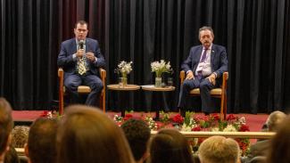 Foto horizontal com o conselheiro Adircélio de Moraes Ferreira Júnior, que está falando, e o conselheiro Antonio Gilberto de Oliveira Jales, do TCE/RN. Ambos estão sentados.