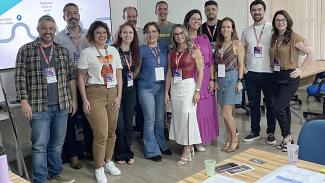 Foto de 13 pessoas, entre homens e mulheres, em pé, uma ao lado da outra, em uma sala, durante participação na Semana da Inovação, em Brasília. Entre elas, estão os servidores do TCE/SC Tatiana Custódio, Márcia Graciosa, Giane Fiorini, Daniel Antunes, Diogo Signor, Juliana Stramandinoli e Daniel Oliveira. 