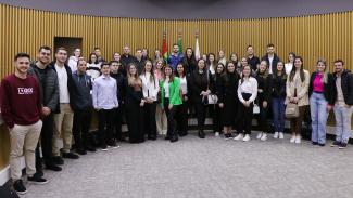 Foto onde aparecem estudantes de Direito posados no plenário do TCE/SC