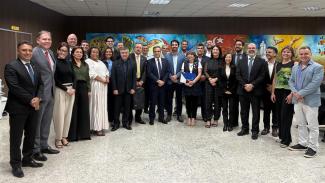 Banner horizontal com foto de várias pessoas lado a lado. Entre os presentes, representantes de diversos tribunais de contas e da Atricon. Do TCE/SC, o auditor fiscal de Controle Externo Renato Costa. Eles estão em ambiente institucional. 