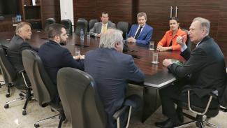 Foto com os participantes da audiência. Na lateral direita, aparece o presidente do TCE/SC, conselheiro Herneus De Nadal.