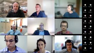 Foto de uma reunião virtual, onde aparecem nove pessoas. Na linha superior, três homens brancos. Na linha intermediária, também três homens brancos e na linha inferior dois homens brancos e uma mulher branca.