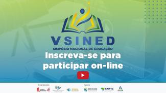 Banner em degradê azul e verde-claro. Ao centro, o logotipo do evento, composto por um ícone de livro aberto na parte superior e por duas linhas e um círculo, ao centro do livro, simulando uma pessoa, nas cores azul, verde e amarelo. Abaixo, há a inscrição “V SINED Simpósio Nacional de Educação”, na cor azul. Abaixo do logotipo, há o texto “Inscreva-se para participar on-line”, em fonte branca. Na barra inferior, há os logotipos dos realizadores e apoiadores do evento. 