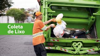 Trabalhador de coleta urbana, usando uniforme laranja com faixas refletivas, deposita sacos de lixo na parte traseira aberta de um caminhão compactador verde. À esquerda da imagem, há um retângulo verde com o texto “Coleta de Lixo”.