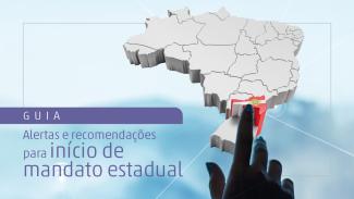 Banner com fundo em tons de azul. Na lateral esquerda e na parte inferior, o texto “Guia alertas e recomendações para início de mandato estadual”, em fonte azul. Na lateral direita, o mapa do Brasil com um dedo apontando para o estado de Santa Catarina, que aparece em destaque nas cores da bandeira. 