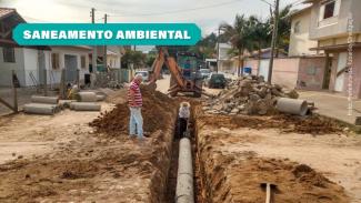 Banner horizontal. Ao fundo, imagem, em desenho, de um sistema de redes de água, de drenagem pluvial e de esgoto, que passam por baixo de uma rua. À frente, no canto superior esquerdo, o título “Saneamento Ambiental”, destacado sobre um retângulo verde-água