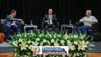 Banner horizontal com a foto dos participantes do painel “Garantindo os direitos da criança”, que estão sentados em poltronas pretas. Da esquerda para direita, o secretário Ariel de Castro Alves, o conselheiro substituto Gerson Sicca e o assessor Vital Didonet. Sobre a imagem e no canto inferior direito, a identificação do evento. 