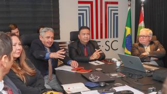 Foto horizontal com os integrantes da subcomissão de Garantia da Qualidade do MMD-TC e com o conselheiro Aderson Flores, coordenador do projeto no TCE/SC, ciclo 2024. 