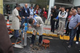 TCE/GO realiza demonstração prática de ensaio para avaliar qualidade da pavimentação durante XVI Sinaop, no TCE/SC