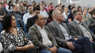 Banner horizontal com foto da plateia que assiste ao evento.