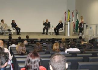 “A democracia necessita da liberdade de imprensa, assim como a liberdade de imprensa precisa de democracia”. Com essas palavras, o presidente do Tribunal de Contas Santa Catarina, conselheiro Salomão Ribas Junior, resumiu a importância da comunicação no processo de organização de uma nova realidade social, durante o painel de debate "O Papel da Mídia na Formação da Opinião-Cidadã”, dentro da programação do 5º Seminário Catarinense sobre Transparência Pública e Controle Social, no dia 11 de outubro. O evento