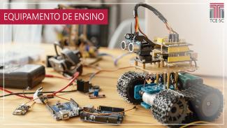 Imagem mostra um mini-robô amarelo e azul. Ao redor dele algumas peças eletrônicas e pedaços de fios de eletricidade. No alto à esquerda há expressão "Equipamento de Ensino" e no canto superior direito a logo do Tribunal de Contas