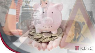 Imagem mostra ao centro uma mão cheia de moedas com um porquinho, símbolo de economia, sobre o dinheiro. Ao fundo imagens de obras rodoviárias. Logomarca do TCE/SC aparece no canto interior direito.