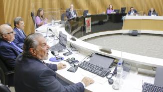 Foto tem como cenário o plenário do Tribunal de Contas. Em primeiro plano, aparece o conselheiro Cesar Fontes. Ao lado dele, em sentido horário, estão os conselheiros Wilson Wan-Dall, José Nei Ascari, a procuradora do MPTC Cibelly Farias, o presidente do TCE/SC, conselheiro Herneus De Nadal, a primeira-secretária Flávia Baesso, e , mais ao fundo, os conselheiros Adircélio de Moraes Ferreira Júnior e Luiz Roberto Herbst