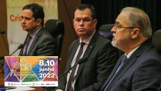 Em primeiro plano, o procurador-geral Augusto Aras sob observação do conselheiro Adircélio de Moraes Ferreira Júnior. Ao fundo, o conselheiro Edilberto Pontes, do IRB