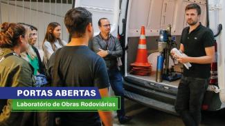 Banner horizontal com foto da visita dos estudantes do IFSC ao Laboratório de Obras Rodoviárias. Na imagem, há alguns estudantes de costas, voltados para o auditor Cléber Faccin, que está mostrando os equipamentos e o furgão do laboratório. À frente, os textos “Portas Abertas” e “Laboratório de Obras Rodoviárias” destacados sobre retângulos azul e verde, respectivamente.