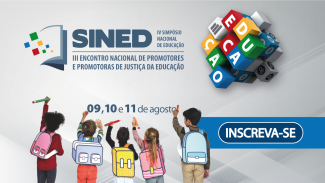 Imagem mostra crianças como se escrevessem em uma lousa; à esquerda, acima, há o nome dos dois eventos: Simpósio Nacional de Educação e Encontro Nacional de Promotores e Promotoras de Justiça da Educação. À direita, em cima, blocos com coloridos que formam a palavra Educação.