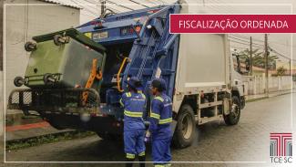 Imagem mostra um caminhão de coleta de resíduos sólidos com dois funcionários da empresa manipulando sistema de recolhimento. No alto, à direita, há a inscrição “Fiscalização Ordenada”. Abaixo, à direita, o logo do TCE/SC