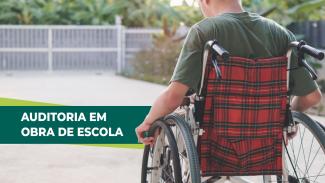 Homem andando de bicicleta  Descrição gerada automaticamente   Descrição da Imagem: Banner com a imagem de um cadeirante, de costas. Sobre a imagem, na lateral esquerda, o texto “Auditoria em obra de escola” destacado sobre um retângulo verde, em fonte branca. 