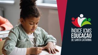 Imagem mostra uma menina em uma mesa escolar. A foto ocupa o lado direito. Ao lado esquerdo, uma tarja preta com o logotipo do ÍNdice ICMS Educação.