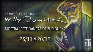 Banner com o fundo em tons de verde, com efeito de aquarela, e com o texto “Espaço Cultural Willy Zumblick – Mostra Sete Danças de Zumblick – 23/11 a 20/12”, em fonte branca. Na lateral direita, a imagem do pintor Willy Zumblick, também em aquarela. O artista plástico usa boina e óculos, está com barba e bigode e está segurando três pincéis na mão direita. No mesmo lado, no canto inferior, a logomarca do TCE/SC. 