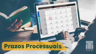 Imagem mostra uma pessoa com as mãos em um teclado de laptop. Na tela desse computador aparece um calendário. Ao fundo, uma pessoa está com um livro verde aberto. À esquerda, na parte inferior, há a inscrição “Prazos processuais” sobre uma tarja amarela. À direita está o logo do TCE/SC. 