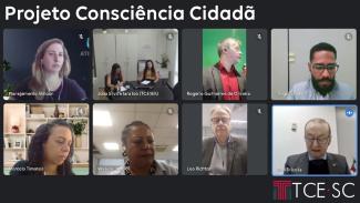 Imagem da tela de um computador, de uma plataforma de reunião on-line, onde aparecem oito quadrados com imagens dos participantes da reunião, dentre os quais o vice-presidente da Atricon, Cesar Miola, e a servidora do TCE/SC Walquiria Machado Rodrigues Maciel. Na parte superior esquerda há o texto “Projeto Consciência Cidadã” e no canto inferior direito, a logo do TCE/SC. 