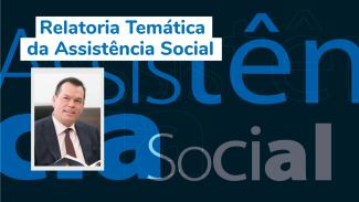 Banner horizontal com fundo preto e com desenhos em marca d'água de letras azuis e brancas que formam as palavras "Assistência Social". À frente, na parte superior, sobre tarja branca, há o texto "Relatoria Temática da Assistência Social". Abaixo, há uma foto do conselheiro Adircélio Ferreira Júnior. Ele é um homem branco, de cabelos castanhos. Está vestindo terno preto, camisa clara e gravata bordô. Ele está sorrindo e olhando para a esquerda. 