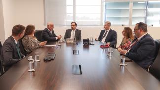 Foto com sete pessoas reunidos ao redor de uma mesa de madeira. Estão na foto: Presidente do TCE/SC Cons. Herneus De Nadal; o conselheiro Luiz Eduardo Cherem; Presidente TJSC Francisco Oliveira Neto; Cristina Pauluci, chefe de gab. Sec. Saúde; Juíza aux.Presidência TJSC, Maira Salete Meneghetti; administrador do Hospital Santa Luiza, Adriano Carlos Ribeiro; e o diretor técnico Hospital, Délcio Luiz Castagnaro Filho. 