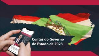 Sob um fundo preto, com uma tarja bordô em cima e em baixo, há o contorno geográfico do mapa de Santa Catarina, preenchido com partes da bandeira estadual. Em baixo do mapa está escrito "Contas do Governo do Estado 2023". No canto inferior esquerdo há duas mãos segurando um celular em cuja tela aparece foto do conselheiro Adircélio de Moraes Ferreira Júnior.