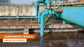 Banner mostra a imagem grandes tanques com água. A esses tanques de concreto estão ligados canos azuis. No canto inferior esquerda, em letras branco sobre fundo alaranjado, há a expressão “Saneamento Básico”, e em letras alaranjadas sobre fundo branco a expressão “envio de dados” 