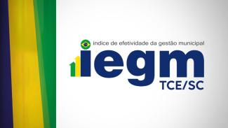 Imagem de fundo branco mostra na lateral esquerda três faixas: uma azul, uma amarela e uma verde. Mais ao centro, há a sigla IEGM escrita em azul, com a "Índice de Eficiência da Gestão Municipal" escrito em letras menores sobre a sigla. Abaixo de IEGM há a sigla TCE/SC