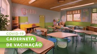 Imagem mostra uma sala de aula vazia. No canto inferior, à esquerda, há três linhas de tarjas. Na primeira está escrito em verde sobre branco a palavra “covid-19”. Na segunda, em letras brancas sobre verde, está escrito “Caderneta” e na seguinte, também em letras brancas sobre verde, “de vacinação”
