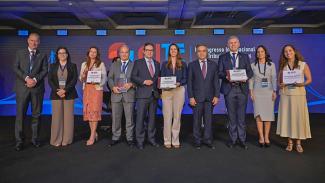 Banner horizontal com foto de autoridades, lado a lado, no palco do evento, durante lançamento da revista. Entre os presentes, o conselheiro Herneus De Nadal e a conselheira substituta Sabrina Nunes Iocken, do TCE/SC, e o presidente da Atricon, conselheiro Edilson Silva, além de outros representantes da revista. 