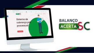 Banner horizontal com fundo em branco e bordas verdes. Ao centro, imagem de um monitor com o site do AcertaSC na tela. À direita, o texto "Balanço AcertaSC", em tons de verde e vermelho.