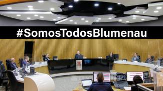 Banner com a foto da sessão extraordinária híbrida, que contou com a participação de conselheiros do TCE/SC. No centro, uma tarja preta, com a inscrição "#SomosTodosBlumenau", em fonte branca.