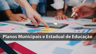 Banner com imagem de mãos apontando num mapa sobre uma mesa,  sobre a imagem os dizeres Planos Municipais e Estadual de Educação. 