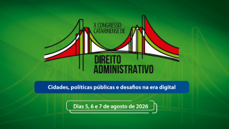 Banner horizontal, em fundo verde. Ao centro, desenho em tons de vermelho, branco e preto da ponte Hercilio Luz. Em letras pretas: X Congresso de Direito Administrativo. Abaixio, sobre fundo azul, em letras brancas: Cidades, políticas públicas e desafios na era digital. Na parte inferior, as datas do evento: 5, 6 e 7 de agosto de 2026.