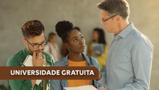 Imagem mostra três pessoas em uma foto. A primeira, à esquerda, é um homem branco de óculos que segura um caderno na mão. A segunda pessoa é uma mulher negra. A terceira pessoa é um homem branco, de óculos, que aparente ser um professor. No canto inferior esquerdo está escrito Universidade Gratuita em branco sobre tarja marrom