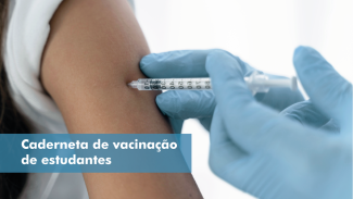 Banner horizontal com foto de uma pessoa sendo vacinada. Sobre a imagem, no canto inferior esquerdo, em uma tarja azul, o texto “Caderneta de vacinação de estudantes”.