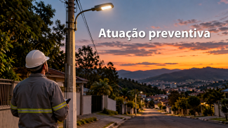 Banner horizontal com foto de um profissional do setor elétrico observando um poste de iluminação. A imagem mostra o entardecer ao fundo, com área urbana e iluminada ao fundo. Sobre a foto, o texto “Atuação preventiva”.